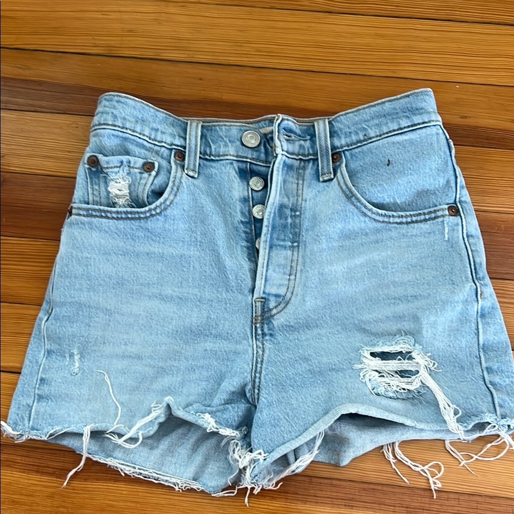 Levi’s Ribcage Shorts - Size 24